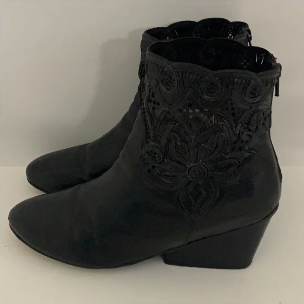 Authentic Via Spiga designer black leather wedge boots size 9.5